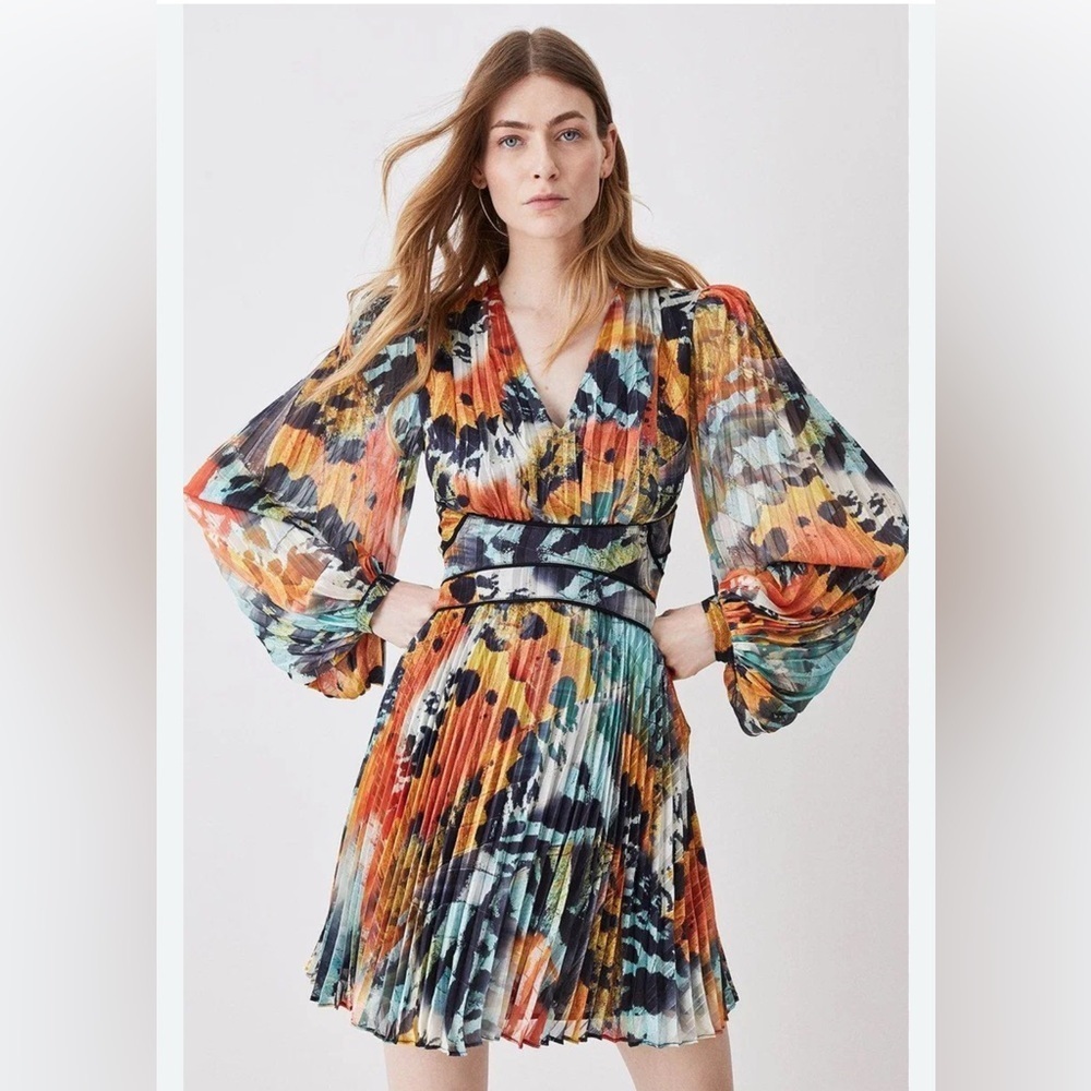 KAREN MILLEN NEW with tags
Abstract Butterfly Pleated Mini Dress Size 4 Wedding